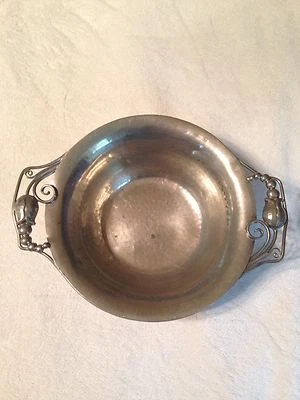 Tazón de peltre forjado martillado a mano firmado por Nekrassoff con asas de diseño floral RARO Foto 1 de 4