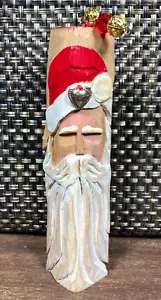 Handgeschnitzter Weihnachtsmann geschnitzt Holz Weihnachtsschmuck Volkskunst bemalt OOAK - Bild 1 von 5