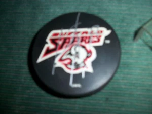 CURTIS BROWN 37 SABRES AUTOGRAMM BUFFALO SABERS HOCKEY PUCK - Bild 1 von 3