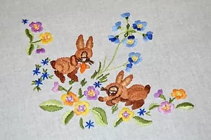 OSTERHASE DUO FRISST KAROTTE IM FRÜHLINGSGARTEN! VINTAGE DEUTSCHE HAND EMB TISCHDECKE - Bild 1 von 10