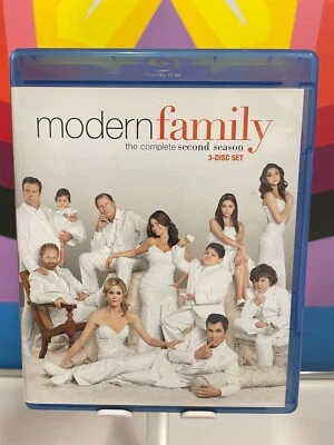Modern Family: Season 2 (Blu-ray) - Image 1 of 2