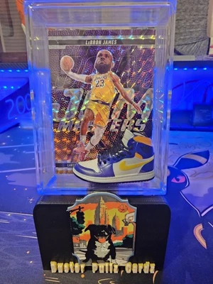 Tarjeta Lebron James y Jordan 1 caja de sombra de zapatos - 2024 Prizm Jam Masters #16 Lakers Foto 1 de 4