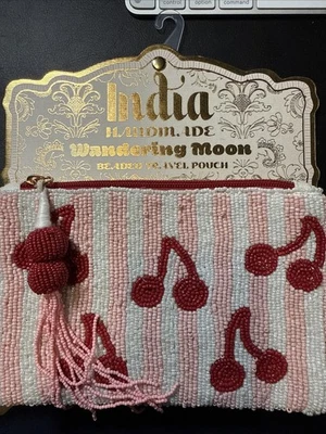 BOLSA DE VIAJE INDIA HECHA A MANO LUNA ERRANTE CON CUENTAS BLANCA CON RAYAS ROSAS CEREZAS Foto 1 de 2