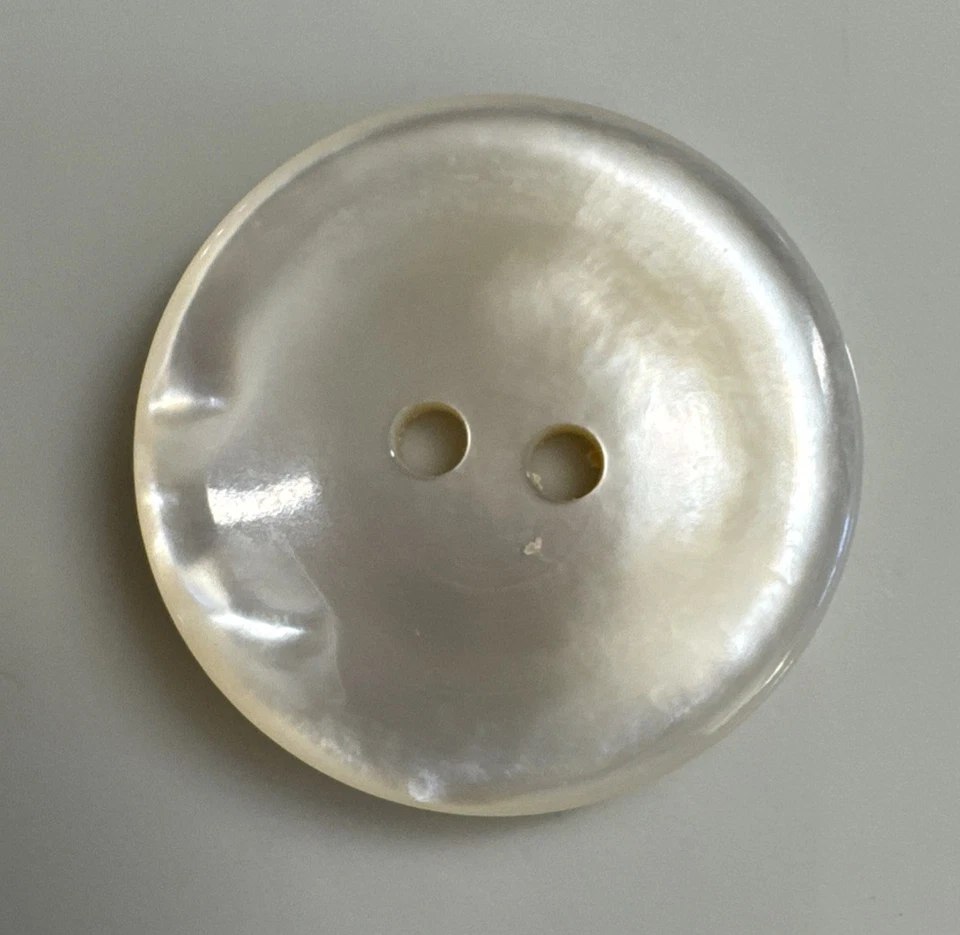 1 Premium Maxi  Schmuckknopf  Weiß Perlmutt 2 Loch  28 mm - Bild 1 von 1