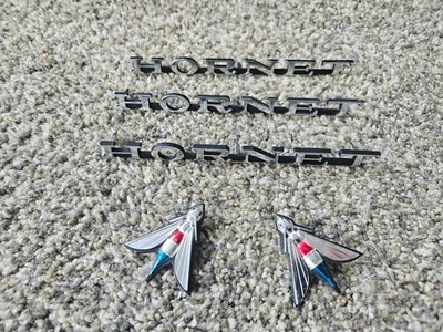 РЕДКАЯ НАХОДКА! НОВЫЙ ИЗ СТАРЫХ ЗАПАСОВ НАБОР 1970 1971 1972 AMC ЭМБЛЕМЫ ШЕРШНЕЙ И ПЧЕЛ ДЛЯ SC/360 SC360 SST - Изображение 1 из 2