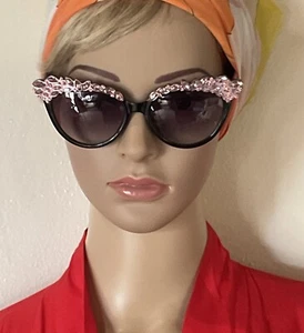 Lunettes de soleil glamour surdimensionnées œil de chat avec strass rose Bling de Perverse - Photo 1/13