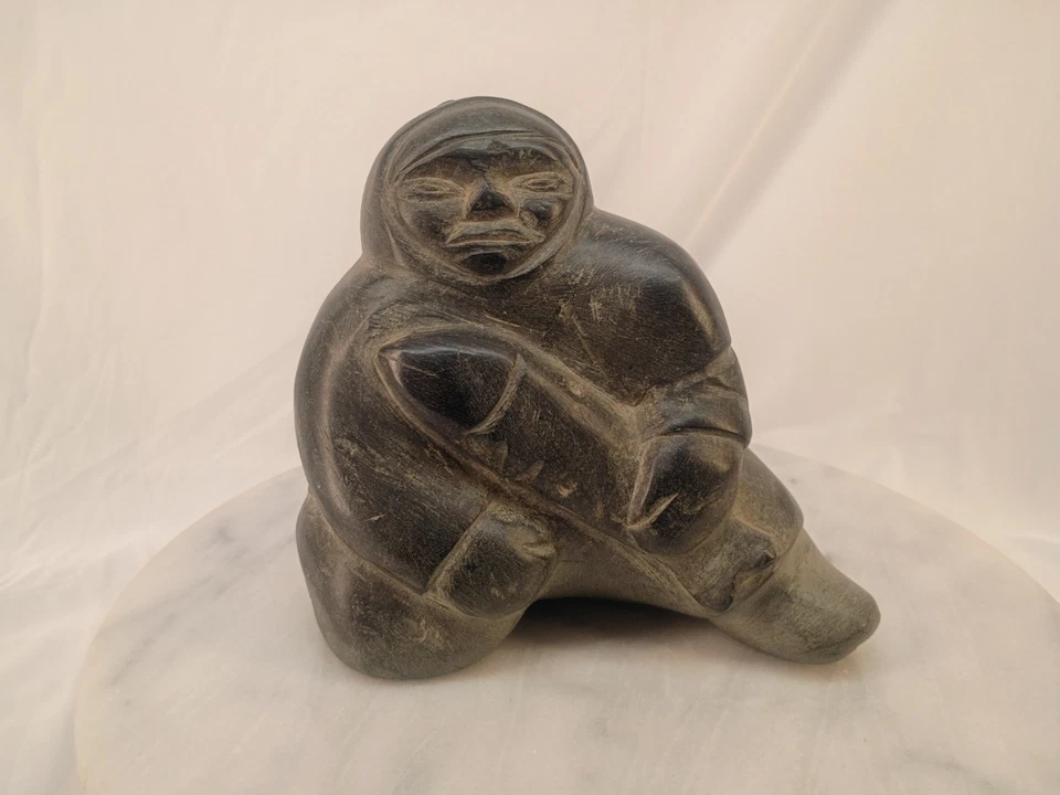 老式加拿大因纽特人爱斯基摩艺术皂石雕刻雕像签名 6"T 6" W — 第 1/4 张图片