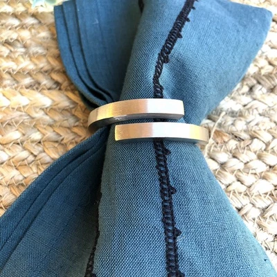 Anillos de servilletas modernos redondos pesados de metal inoxidable cepillado mate níquel satinado 4 Foto 1 de 4