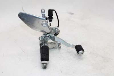 95-07 YAMAHA YZF600R OEM JUEGO TRASERO DERECHO CONDUCTOR REPOSAPIÉS TOPE CON PEDAL Foto 1 de 4