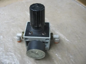 REGULADOR NUMATICS R22K-03 CON ACCESORIOS DE TUBO CALIBRE 1/4 Q0077 - Imagen 1 de 3