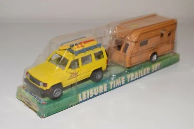 A34 1:35 CLASSIC TOYS TOYOTA LANDCRUISER WITH CARAVAN LEISURE TIME SET NUOVO ... - Immagine 1 di 4