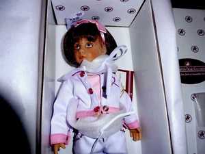 MUÑECA BJD ASHTON DRAKE/DIANNA EFFNER 12 PULGADAS "HERMANAS CAMINAN JUNTAS" NUEVA EN CAJA CON CERTIFICADO DE AUTENTICIDAD - Imagen 1 de 7