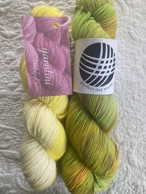 LOTE DE 2 Hilos de Lujo Teñidos Indie Hilados Perfect Day SW Merino Amarillo Verde Foto 1 de 4