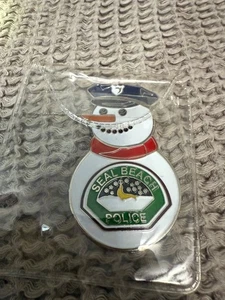 Prendedor coleccionable muñeco de nieve de vacaciones SBPD de policía de playa sello muy raro - Imagen 1 de 2