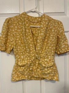 Women’s/JRs Sz 8/10 Gold and White Print Shirt Blouse Short Sleeve Button Pocket - Picture 1 of 4