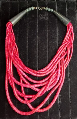 Pequeño collar de cuentas de madera hecho a mano de 12 hilos color magenta 21" de longitud total Foto 1 de 4