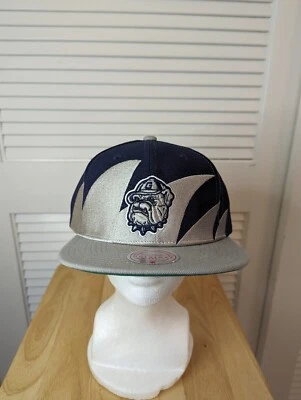 NUEVO CON ETIQUETAS Georgetown Hoyas Mitchell & Ness Diente de Tiburón Snapback Sombrero NCAA Foto 1 de 4