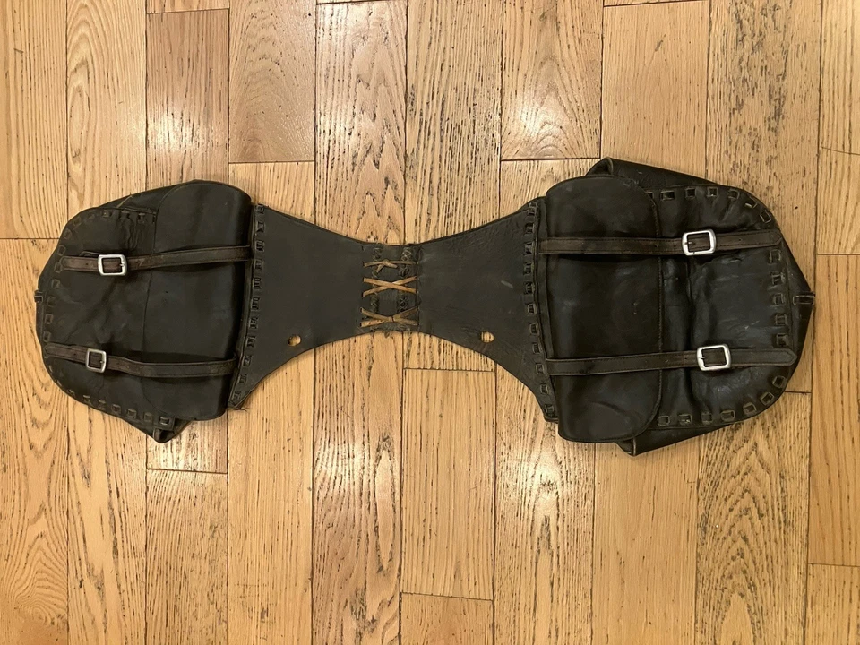 Bolsas de sillín de cuero antiguas posiblemente para un caballo, corrígeme si me equivoco Foto 1 de 4