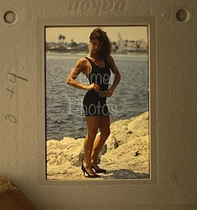 Imagen de foto costera posada femenina transparente de la década de 1980 2x2 diapositiva certificado de autenticidad único - Imagen 1 de 7