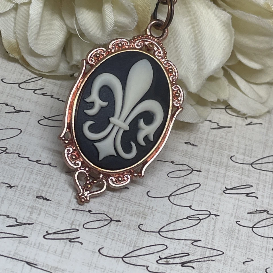 Collar colgante camafeo flor francesa flor de lis oro rosa encanto regalo de boda Foto 1 de 4