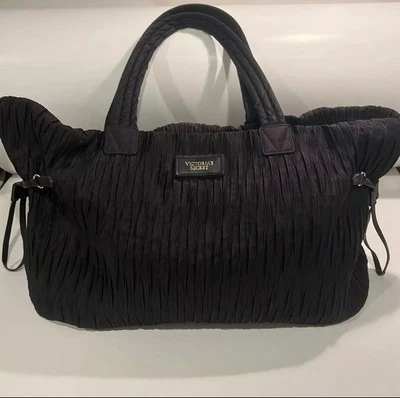 Bolso de Mano Victoria's Secret VS Negro Plisado Satén Fin de Semana Lados Cincha Nuevo con Etiquetas Limitado Foto 1 de 4