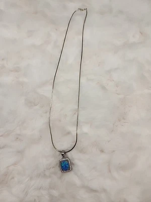 Кулон из чистого мексиканского серебра с голубым огненным опалом и белым драгоценным камнем-сафиром - Изображение 1 из 4