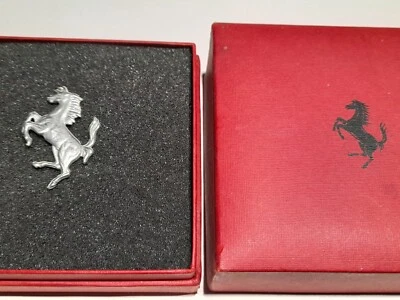 Ferrari Cheval Cabre gris aluminium 40X28 mm - Photo 1/4