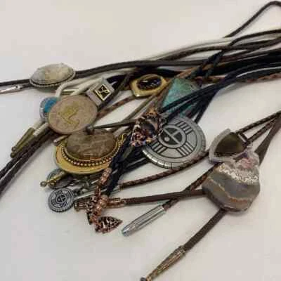 11 Corbatas Bolo Piedras Mezcladas Hopi Turquesa Ojo de Tigre Peltre Imitación y Cuero Genuino Foto 1 de 4