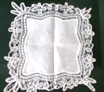 "ANTIGUO PAÑUELO DE LINO MARFIL ENCAJE BOBINA DE Bruselas 8"" cuadrado" Foto 1 de 4