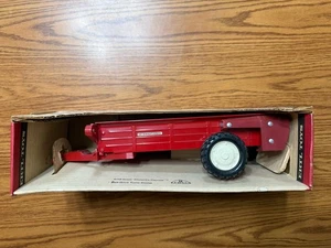 Ertl International Harvester Spreader 1/16 Scale NIB Made In USA - Picture 1 of 4