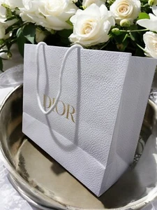 Dior weiße Geschenkpapier Pave Medium Tasche. - Bild 1 von 1