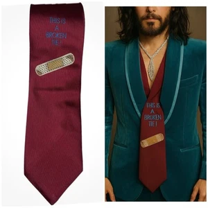 Moschino This Is A Broken Corbata Vendaje Rojo Borgoña 100% Seda 58” - Imagen 1 de 10