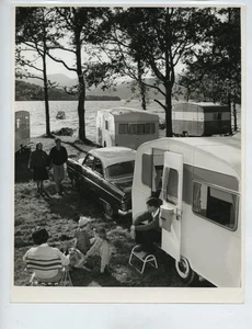 Caravana Holiday Loch Lomond Escocia Ford Consul MK II? Foto de prensa de los años 50 - Imagen 1 de 2