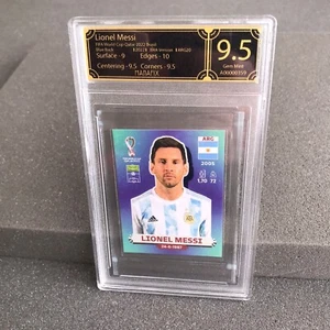 Adesivo Panini FIFA Coppa del Mondo 2022 Qatar Lionel Messi - 9,5 - RETRO BLU #ARG20 - Foto 1 di 2