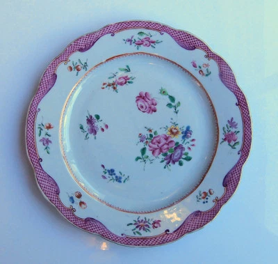  ASSIETTE EN PORCELAINE DE CHINE DE LA COMPAGNIE DES INDES - EPOQUE QIANLONG 18è - Photo 1/4