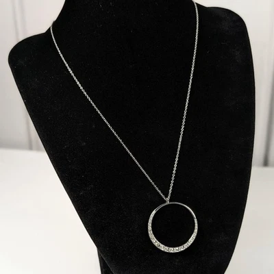 Collar colgante redondo de cristal con estrás de acero inoxidable marca Fossil Foto 1 de 4