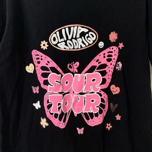 T-shirt Olivia Rodrigo 2022 Sour Tour Band media nera stampa grafica S/S - Foto 1 di 5