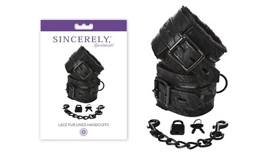 Esposas de mano forradas de piel de encaje sinceramente, pareja adulta traviesa rizada bondage juego previo Foto 1 de 4