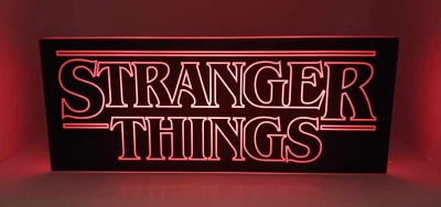 Logotipo Stranger Things luz vermelha. USB ou baterias operadas. Sem cabo disponível. - Imagem 1 de 4