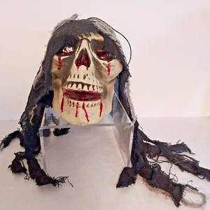 Testa di teschio Halloween con anello di garza dipinto rosso da appendere - Foto 1 di 3