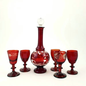 Karaffe und 5 Schnapsgläser, rot teils mit Weinlaub.  19.Jh. - Picture 1 of 8