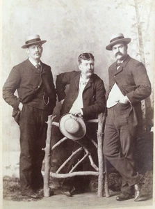 1890’s Three Young Dapper Men Hats CABINET CARD PHOTO Antique Boston Mass - Bild 1 von 2
