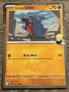 Cynthia's Gible #102/182 SV10: Destined Rivals Pokémon Cosmo Holo (L) - Bild 1 von 2