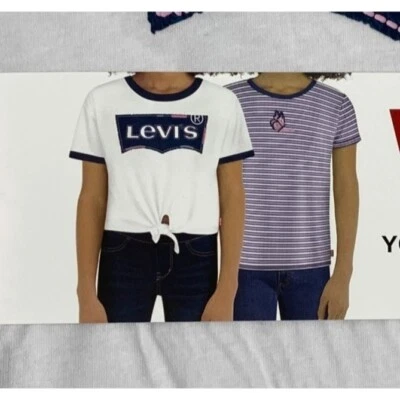 Pack de 2 camisetas de manga corta Levi's para niñas con gráficos delanteros y rayas Foto 1 de 4