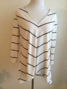 Neu mit Etikett White House Black Market neutral schwarz gestreiftes Oberteil mit Cut-Outs hinten Gr. M - Bild 1 von 6