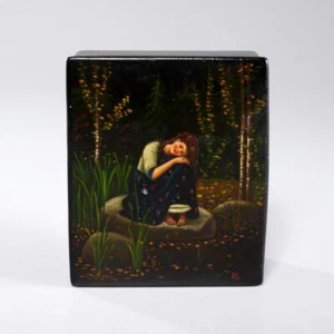 Russische handbemalte Volkskunst Lackdose schönes Mädchen im Wald signiert - Bild 1 von 9