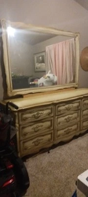 Золотой неглазурованный комод Cartier Collection с зеркалом 40x60 дюймов  - Изображение 1 из 3