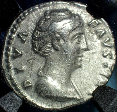 AD 138-141 IMPERIO ROMANO (Faustina Sr) AR Denario NGC CH EN MUY BUEN ESTADO (Vaultbox Odyssey) Foto 1 de 4