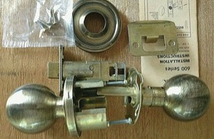  New Weslock Antique Brass Ball Closet/Hall Passage Door Knob Set - 600 BALL-AB