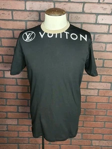 Top LOUIS VUITTON Vitaminas Estampado Logotipo Frontal Talla: M Negro Hombre RW212W UOL FLTS12 - Imagen 1 de 6